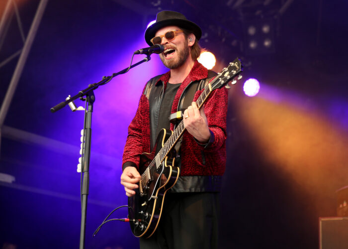 Supergrass pay tribute to Taylor Hawkins at Wembley: “Perpetually fucking younger” img