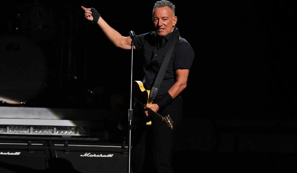 Bruce Springsteen plays scaled back show after E Street Band members test positive for COVID img
