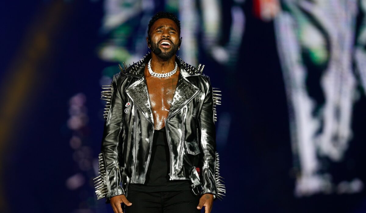 Jason Derulo dances with robot dogs in pre-Super Bowl concert img