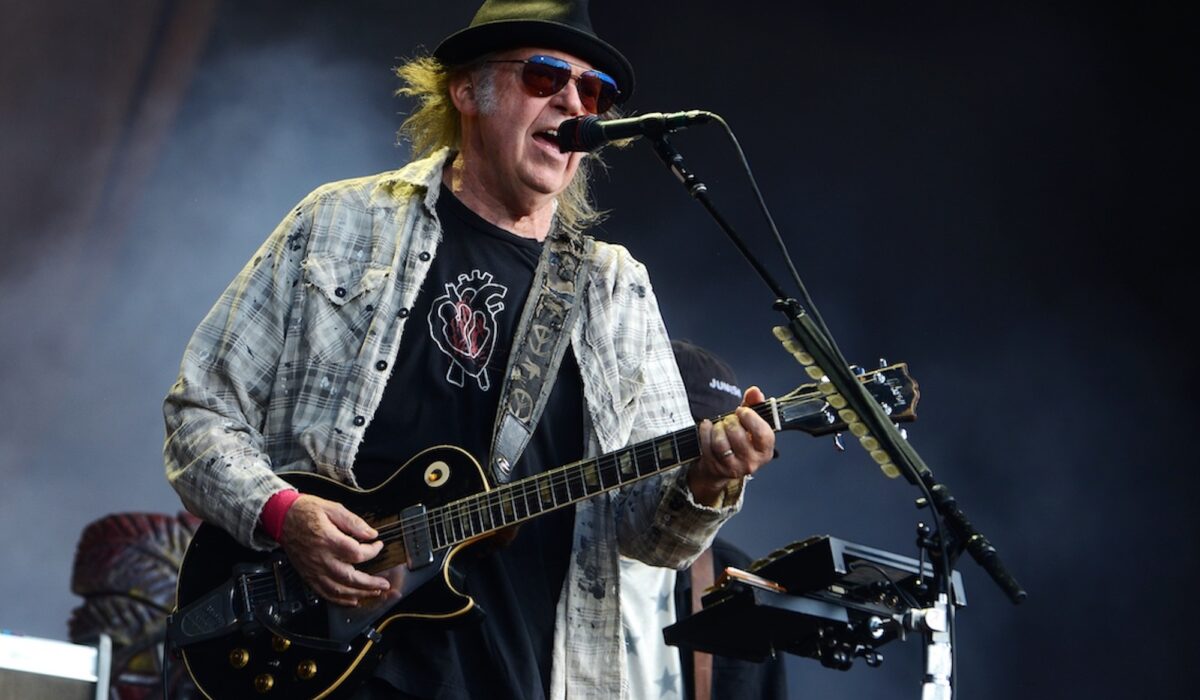 Neil Young announces return to stage with first headline show since 2019 img