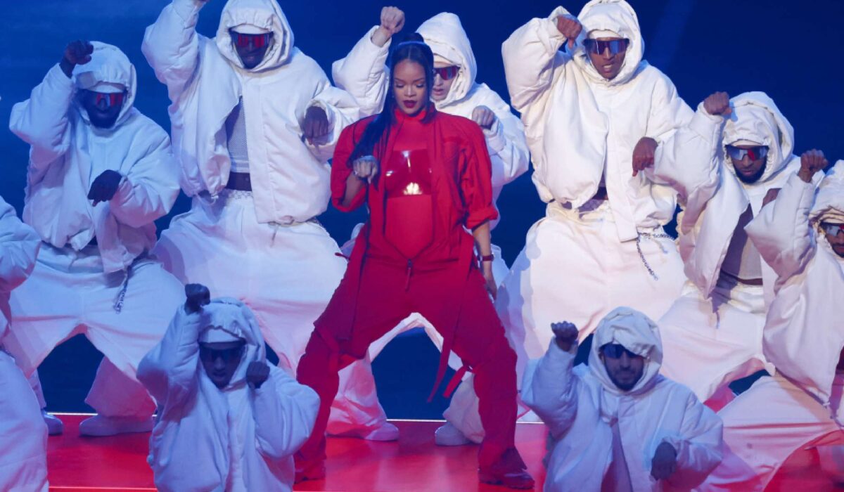 Rihanna’s Super Bowl dancers didn’t even know she was pregnant img