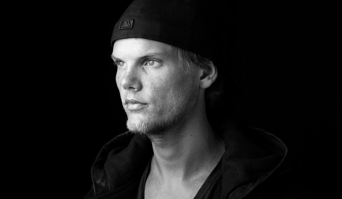 Watch Unearthed Footage of Avicii's Final Performance img