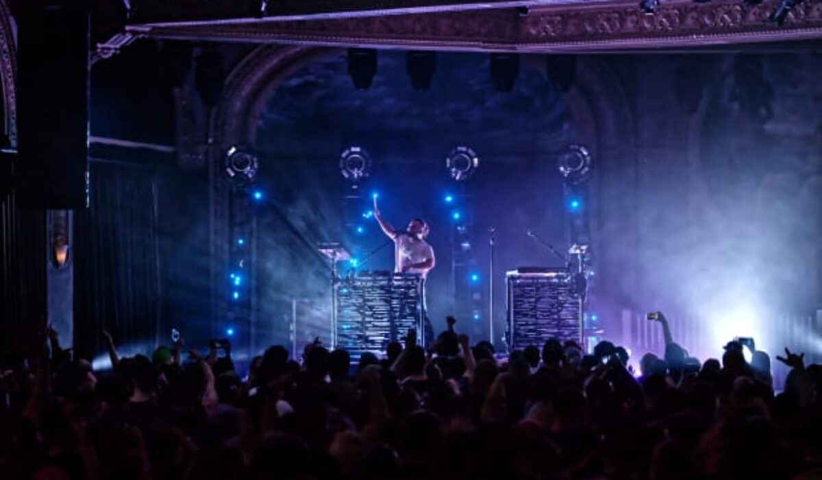 Elderbrook Bends Boundaries of Electronic Concerts, Showcases Unrivaled Talents On "Little Love" Tour img