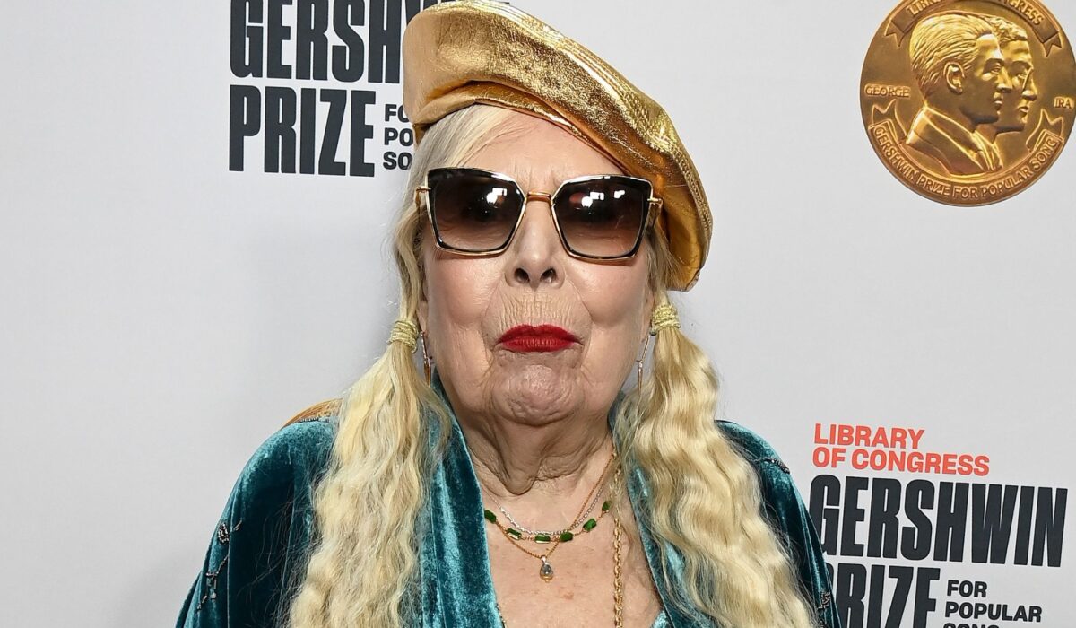 Joni Mitchell makes rare live appearance and performs at Library of Congress img