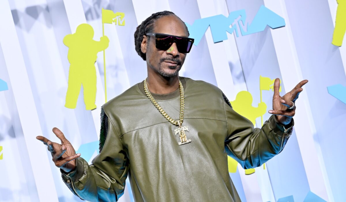 Snoop Dogg welcomed to Scotland by bagpipes playing ‘Still D.R.E.’ at airport img