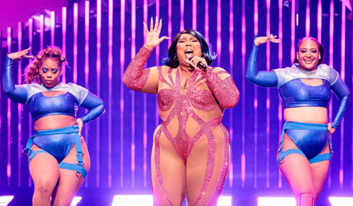 Watch Lizzo help couple get engaged at Glasgow show img