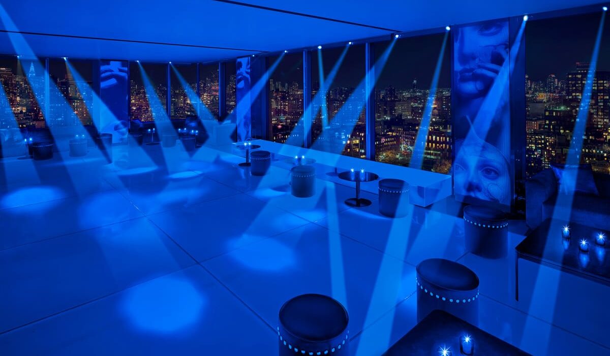 Immersive "Microclub" Opens In Manhattan With Panoramic NYC Skyline Views img