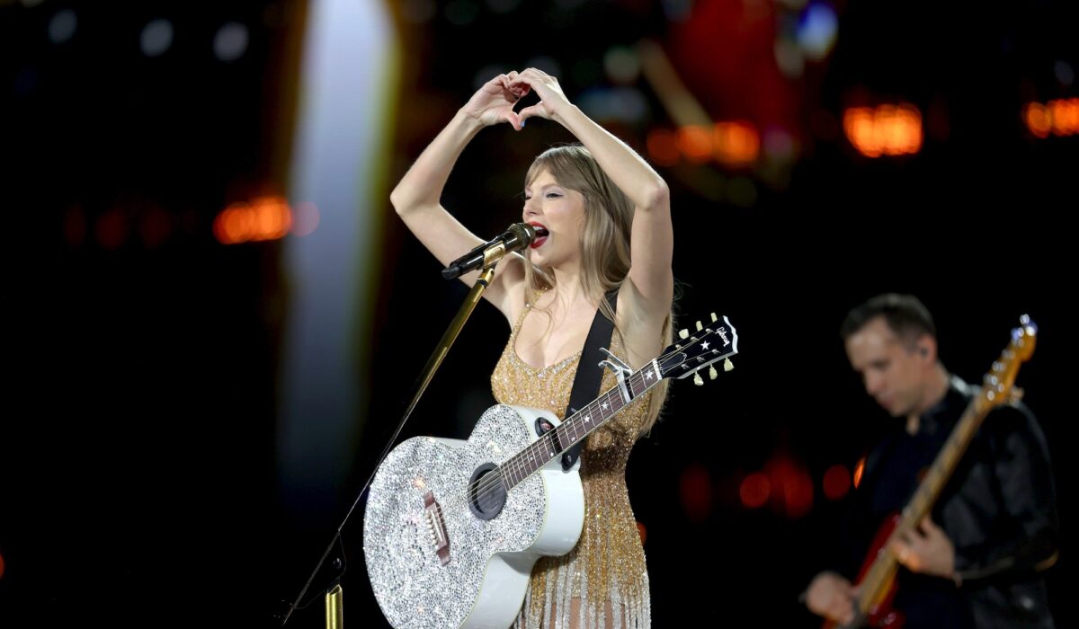 Taylor Swift updates fans on her hand injury img