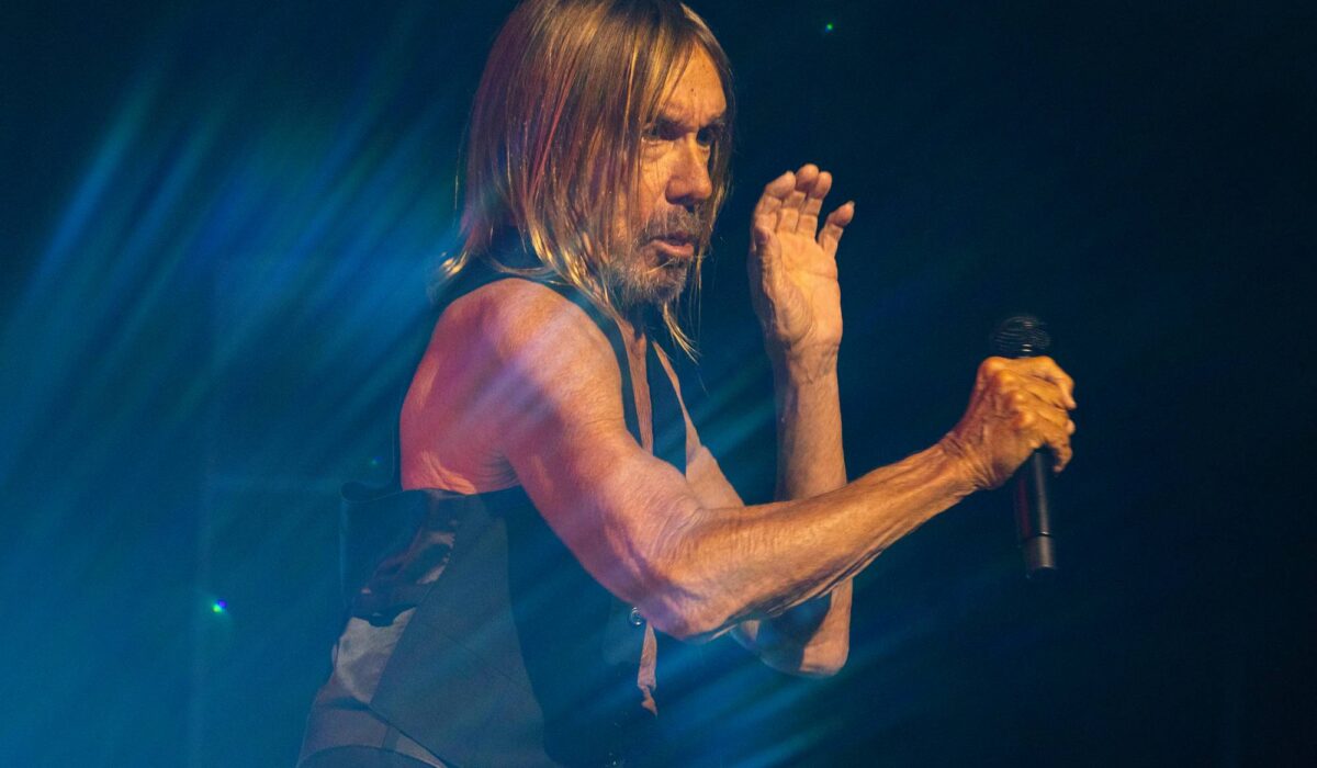 Watch Iggy Pop cover Lou Reed’s ‘Walk On The Wild Side’ with Duff McKagan, Chad Smith and more img