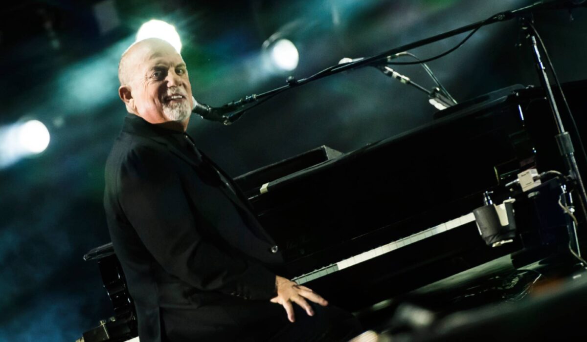 Billy Joel pays tribute to Gordon Lightfoot with heartfelt cover img