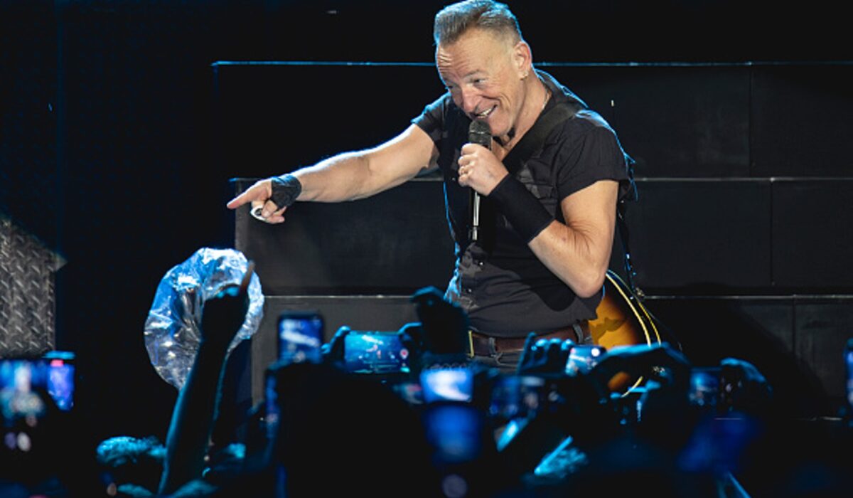 Bruce Springsteen goes to Irish pub, sings along with punters img