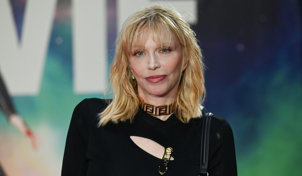 Courtney Love accused of “grabbing journalist’s crotch” without consent img