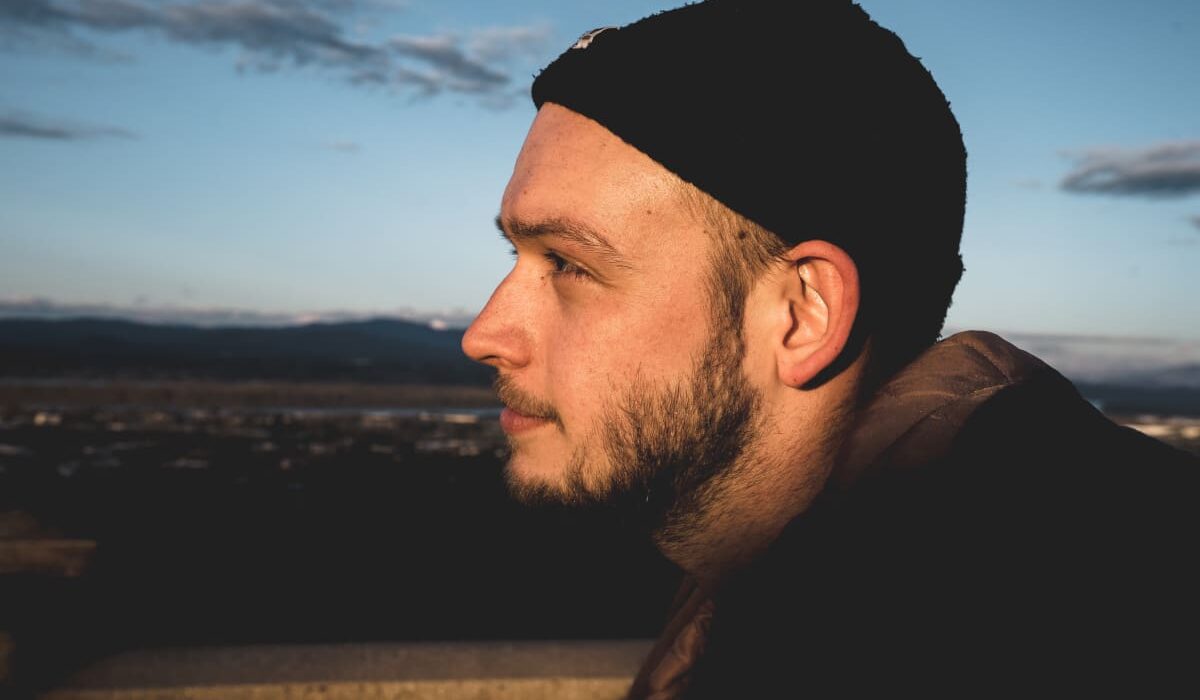 DROELOE Kickstarts a New Chapter With Lively Solo Single, "Feeble Games" img
