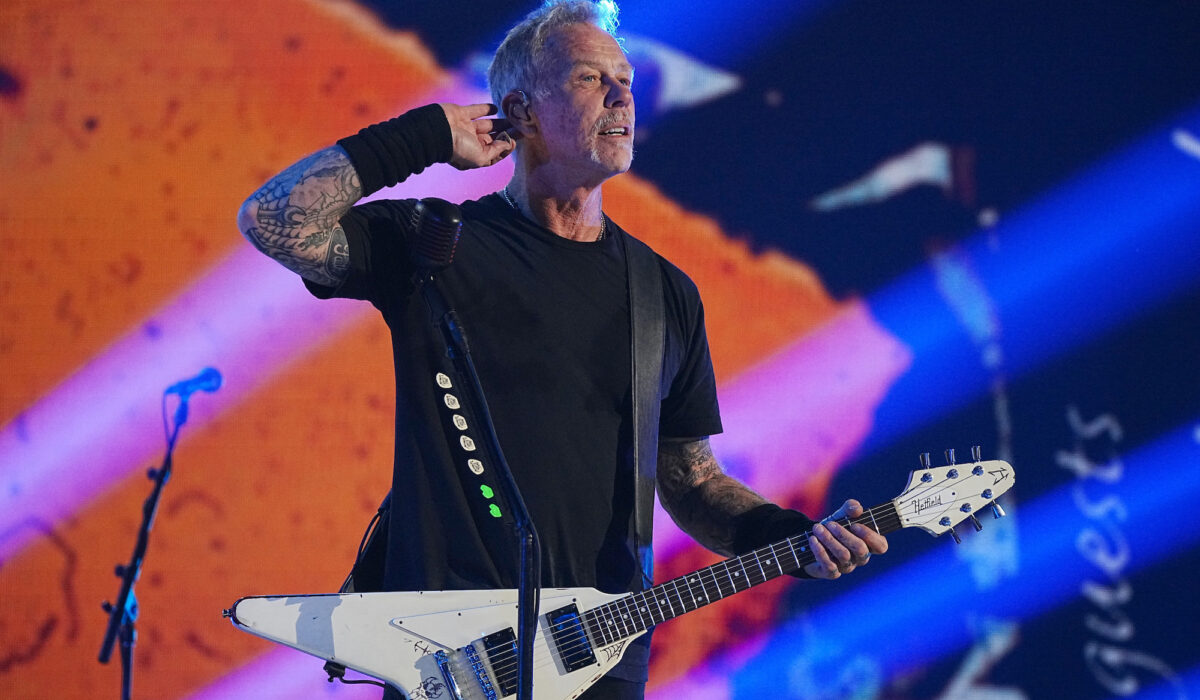 Portsmouth Mayor sworn in with Metallica song and Klingon quote img