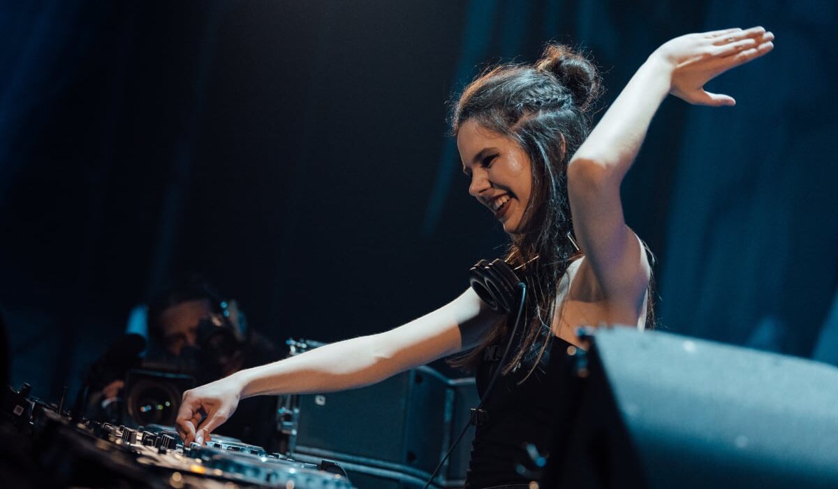 20-Year-Old Phenom Amber Broos Drops Massive Techno Track, "Amok" img