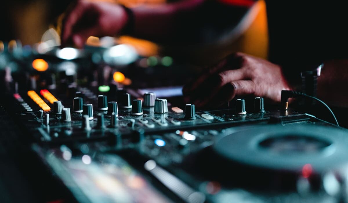 Emerging Future House Producer Boss Eisley Drops Groovy Single, “Do my thing” img
