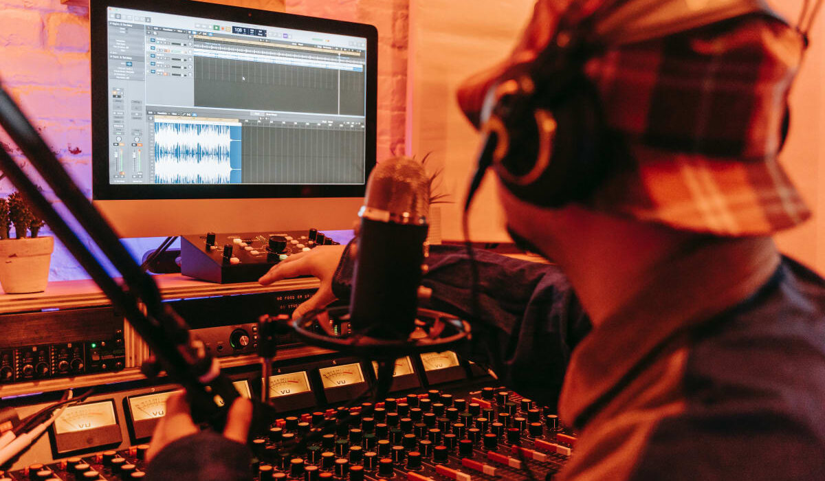 Survey Finds 73% of Music Producers Believe Artificial Intelligence Will Replace Them img