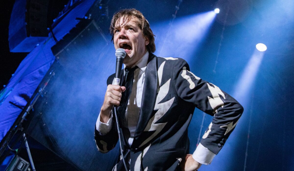 The Hives’ Pelle Almqvist cuts head while swinging microphone but finishes gig img