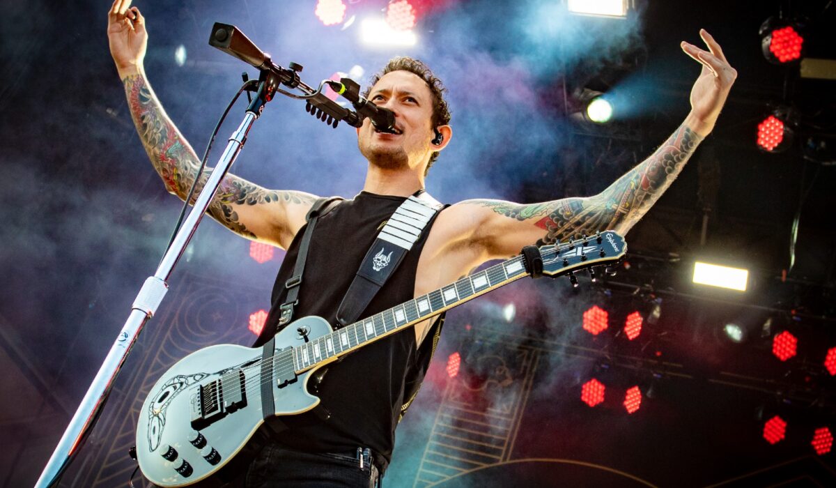 Trivium’s Matt Heafy saves crowdsurfing fan from injury img