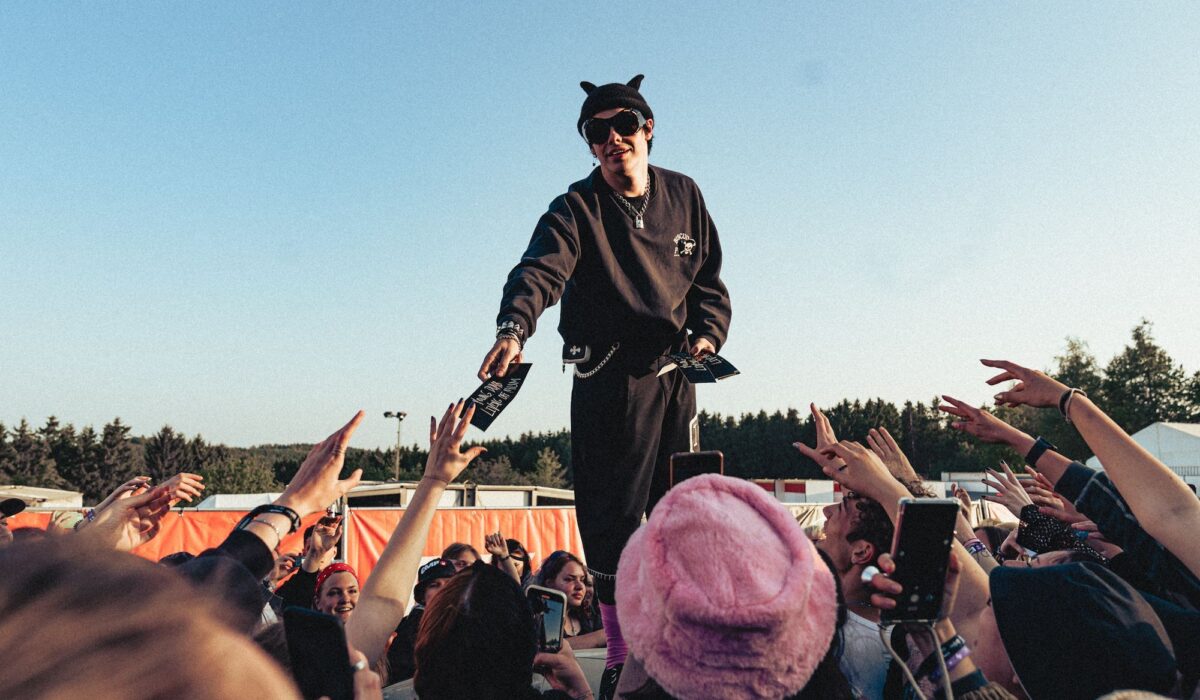 Yungblud teases new single ‘Lowlife’ at global fan events img