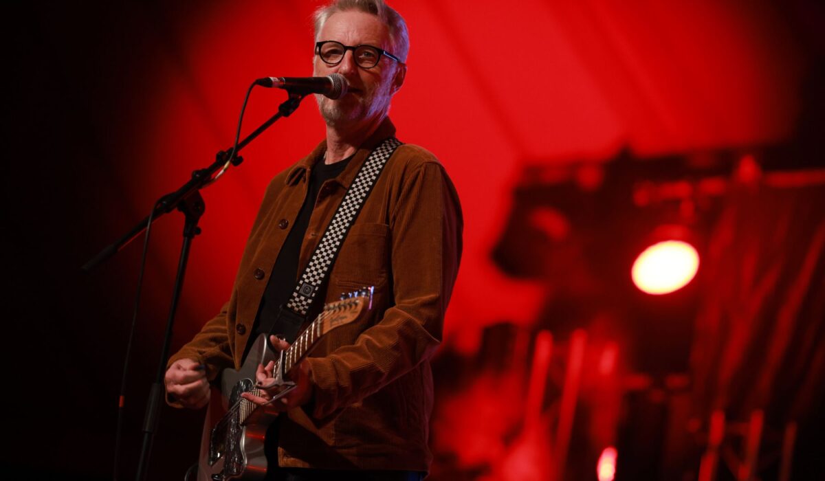 Billy Bragg responds to Oliver Anthony with ‘Rich Men Earning North Of A Million’ img
