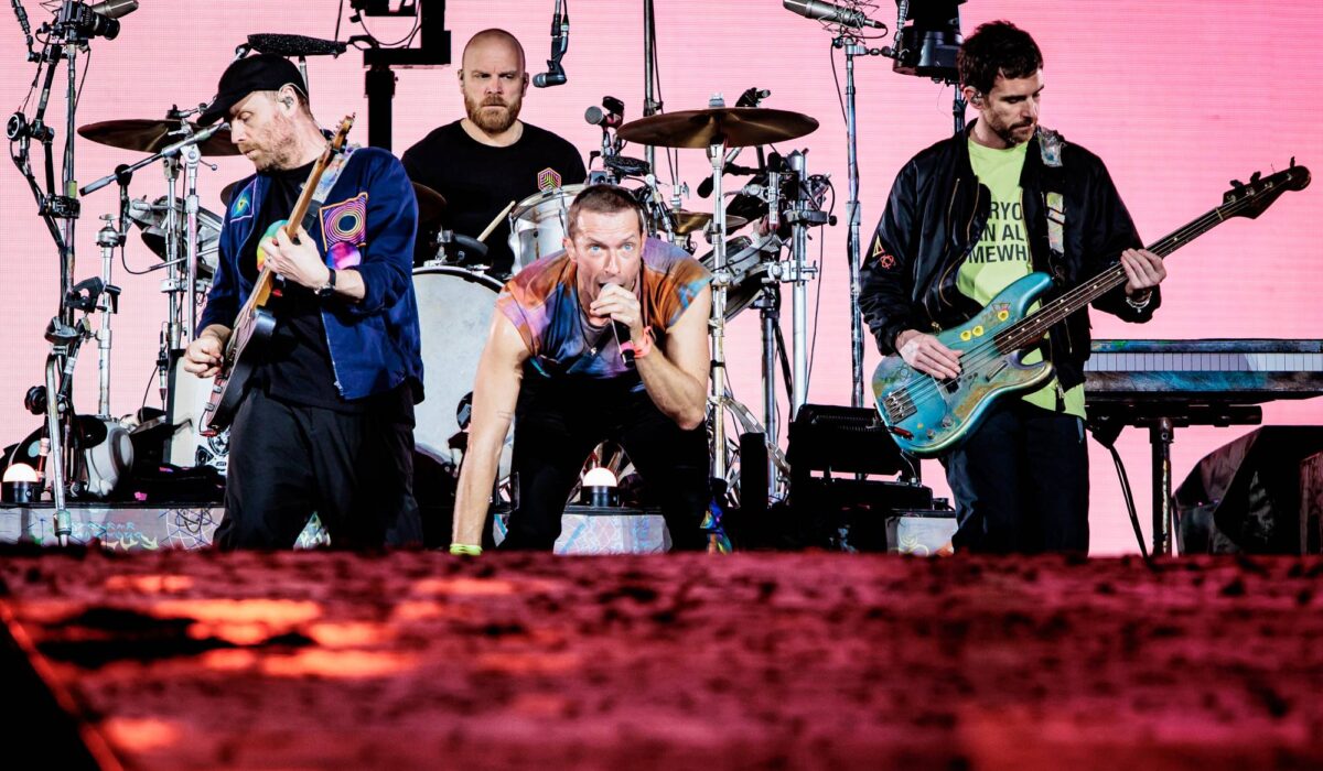 Coldplay are being sued by former manager Dave Holmes over contractual dispute img