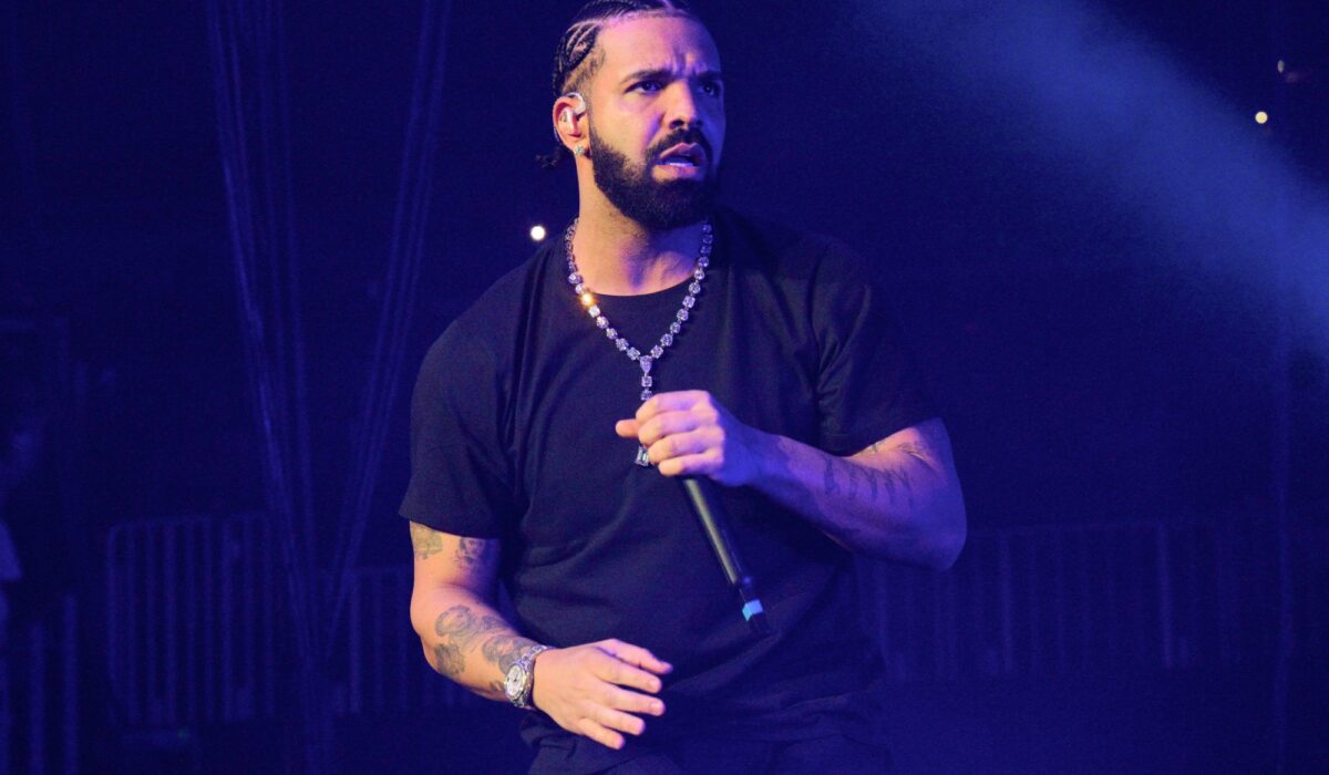 Drake hits out at fan for throwing book at his head onstage img