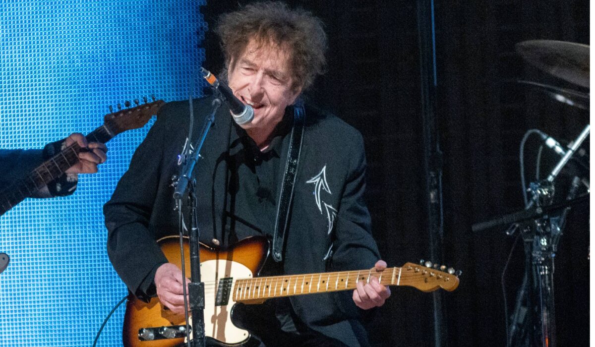 Bob Dylan plays surprise set with The Heartbreakers at Farm Aid img