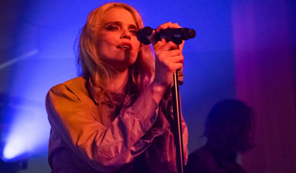 Fans fly “Free Sky Ferreira” banner over Capitol Records in latest protest img