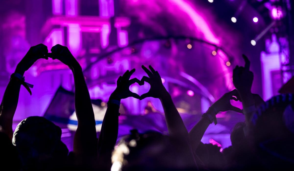 Rave Me Away Introduces Innovative Festival Wristbands With Life-Saving RFID Technology img