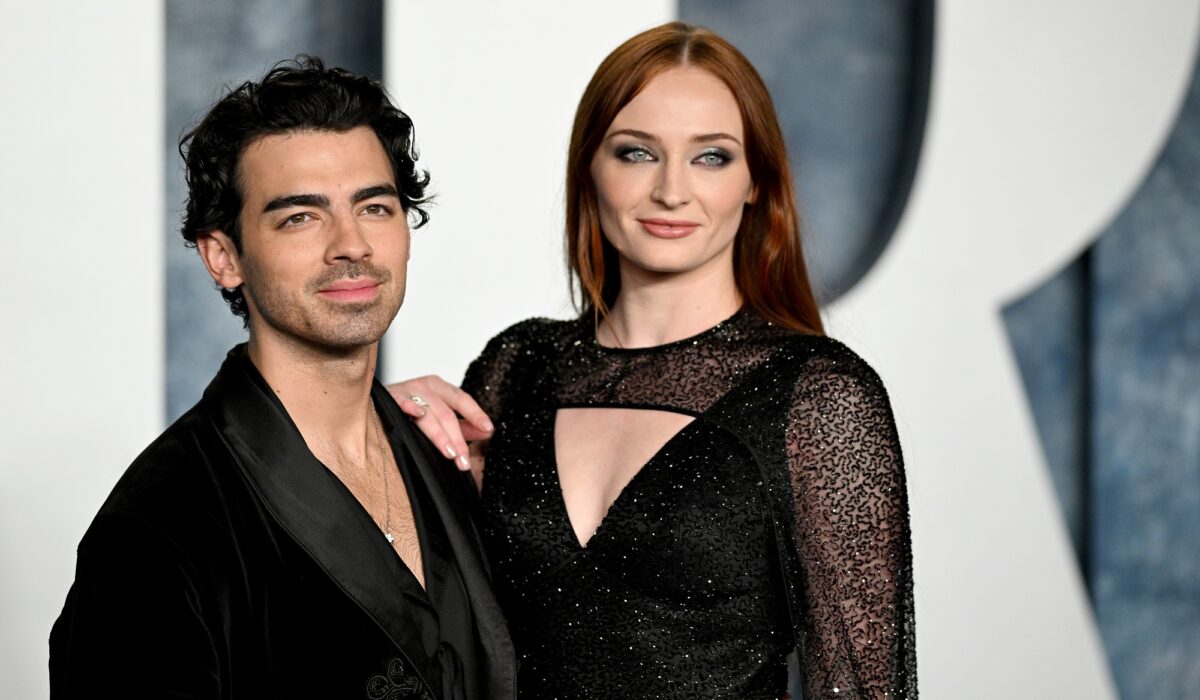 Sophie Turner and Joe Jonas agree to temporarily keep children in New York img