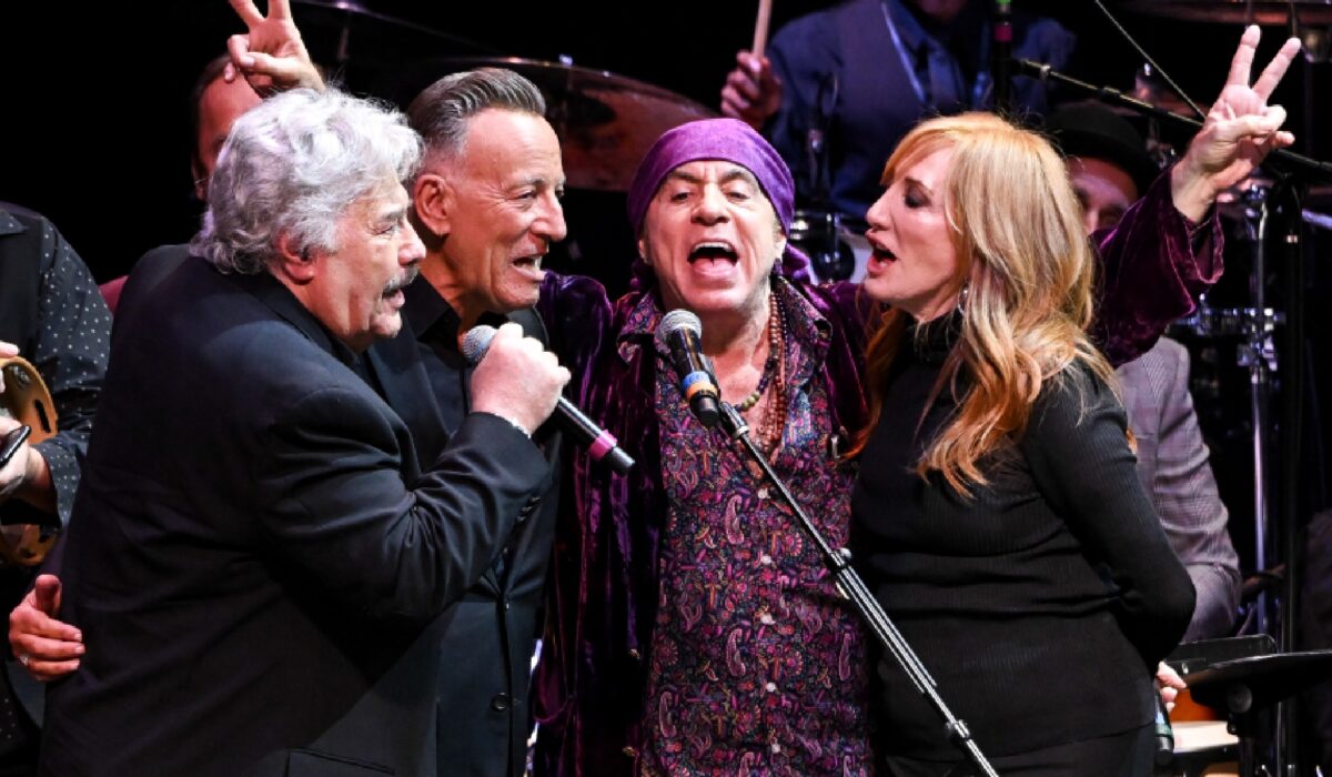 Bruce Springsteen calls wife and bandmate Patti Scialfa his “secret weapon” img