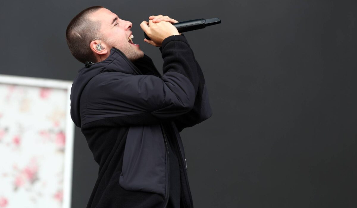 Crowd leads chant of “fuck EasyJet” at Easy Life’s final concert under current name img