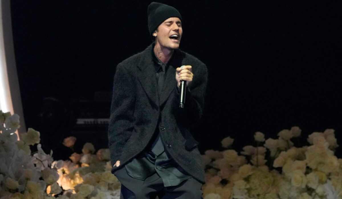 Justin Bieber shares then deletes post supporting Israel featuring photo of Gaza destruction img