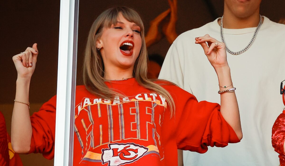 Taylor Swift isn’t a “spoiled musician”, says Travis Kelce’s dad img