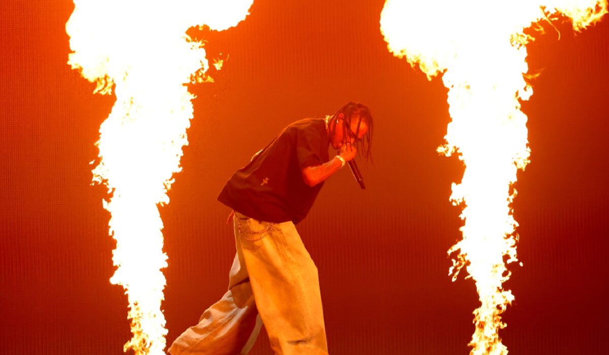 Travis Scott stops security from kicking out female fan mid-concert img