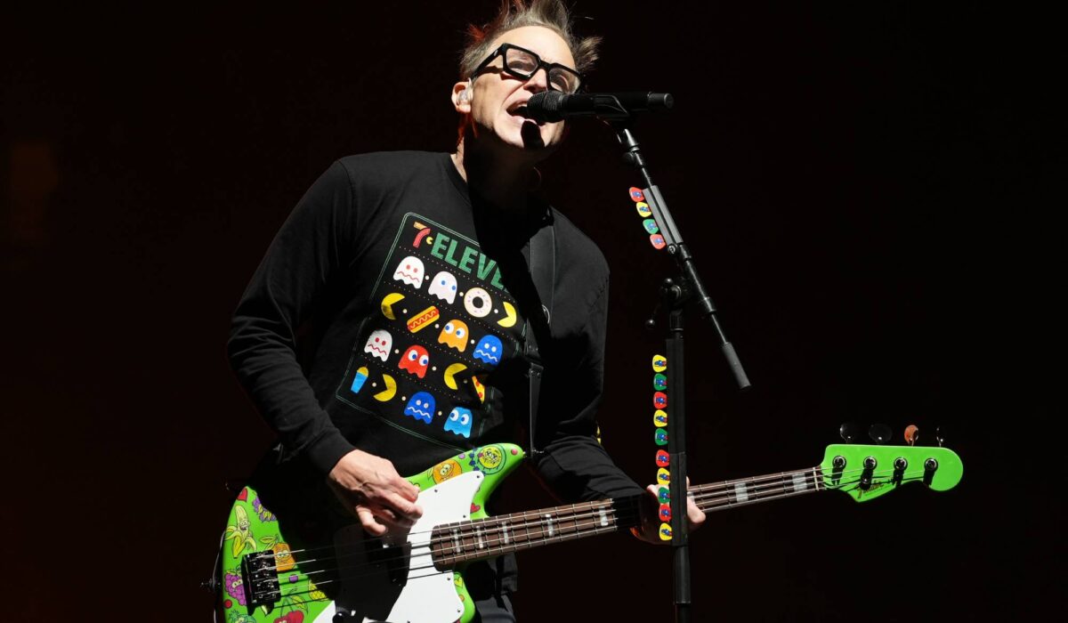 Watch Blink-182 give ‘Dance With Me’ its live debut in Italy img