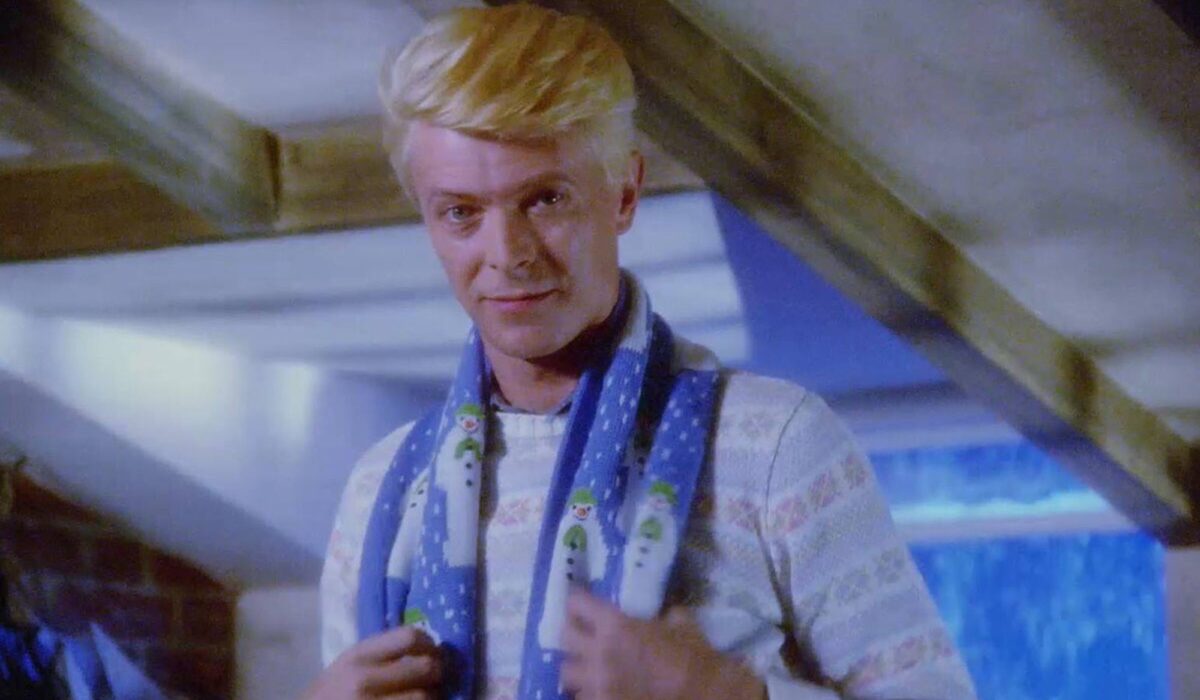 Iconic ‘The Snowman’ David Bowie scarf now on the market img