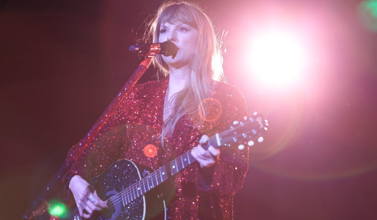 Watch Taylor Swift carry out ‘Secure & Sound’ and ‘Untouchable’ for first time in a decade img