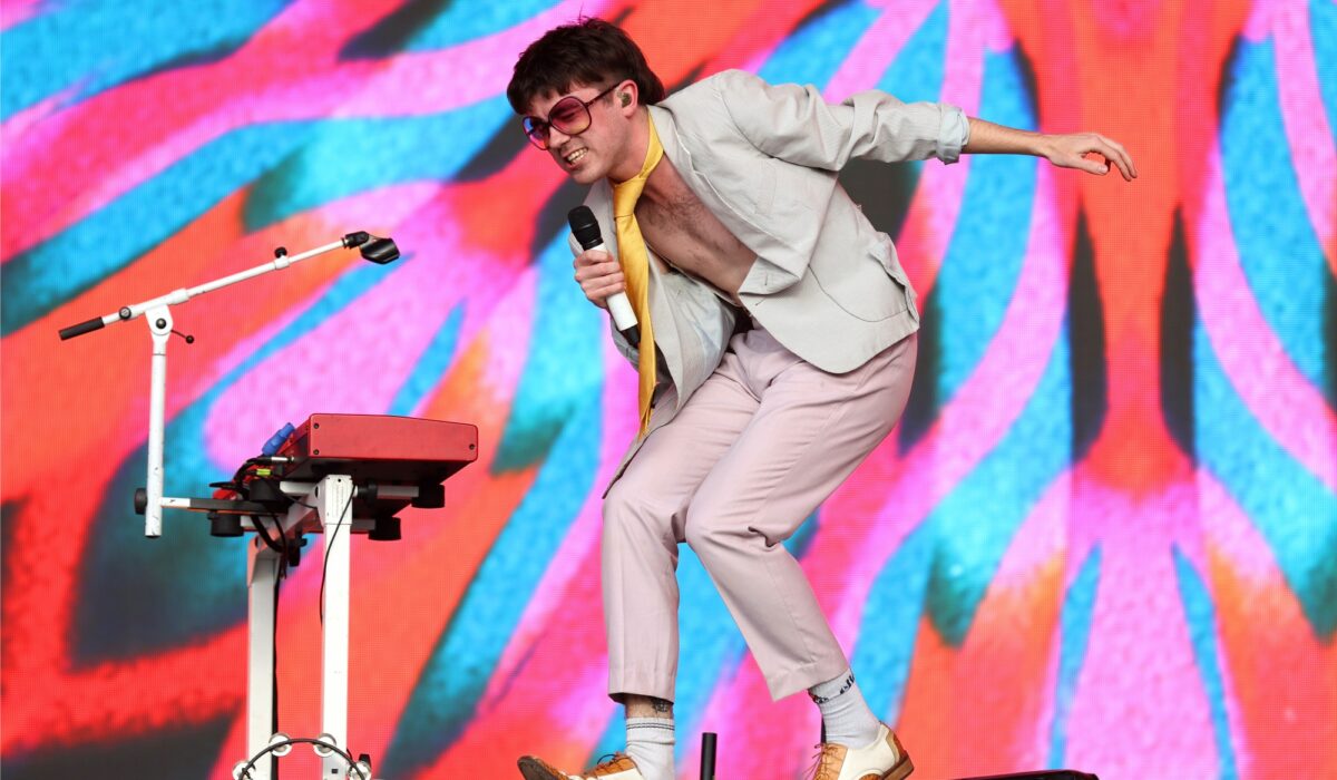 Take heed to Declan McKenna’s sun-kissed new single ‘Elevator Hum’ img