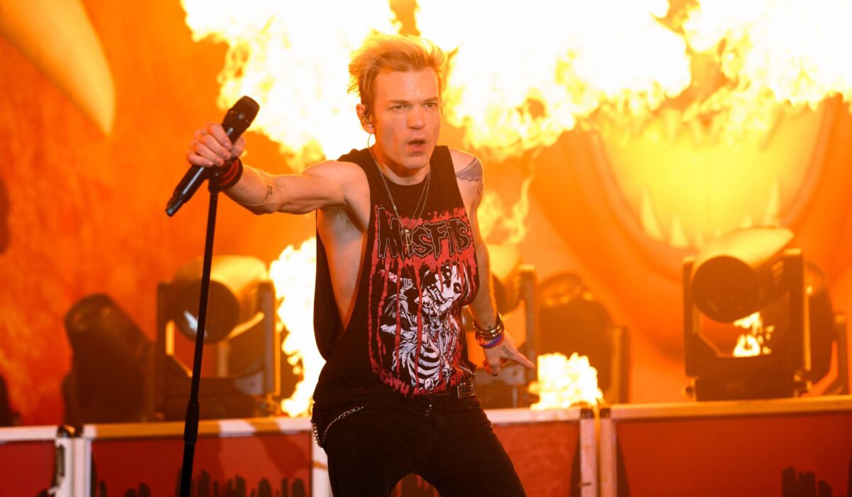 Sum 41’s Deryck Whibley opens up about “scary” hospitalisation following pneumonia img