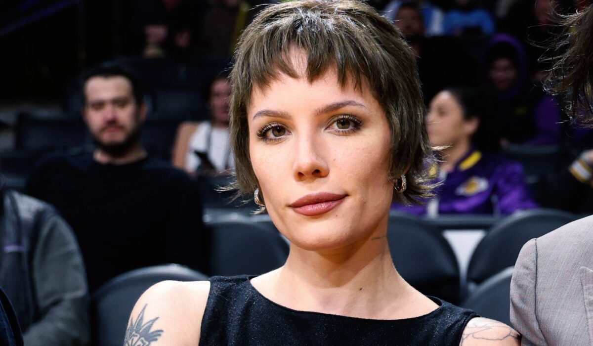 Halsey teases new period with mysterious web site img