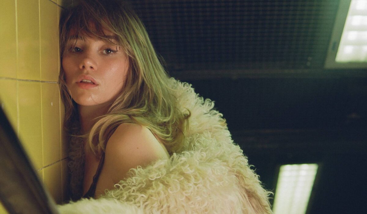 Suki Waterhouse shares placing new single ‘OMG’ img