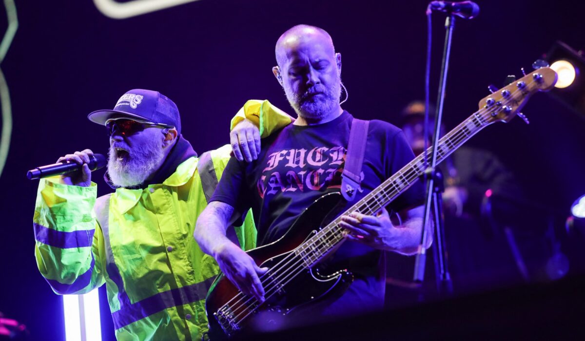 Limp Bizkit followers react as 7-Eleven introduce sizzling dog-flavoured glowing water img