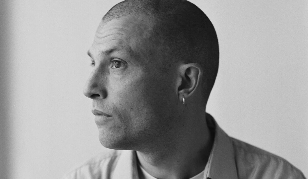 Take heed to Orlando Weeks’ simmering new single ‘Dig’ that includes Moist Leg’s Rhian Teasdale img