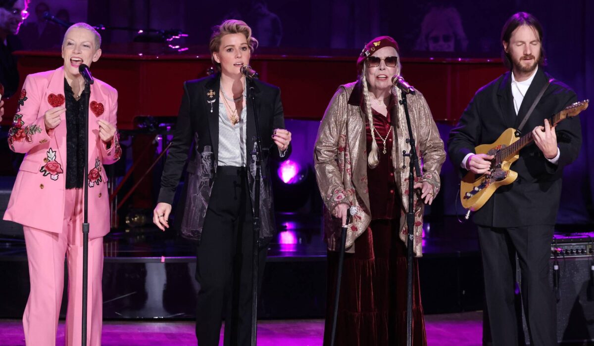 Watch Joni Mitchell covers Elton John’s ‘I’m Nonetheless Standing’ at Gershwin Prize tribute present img
