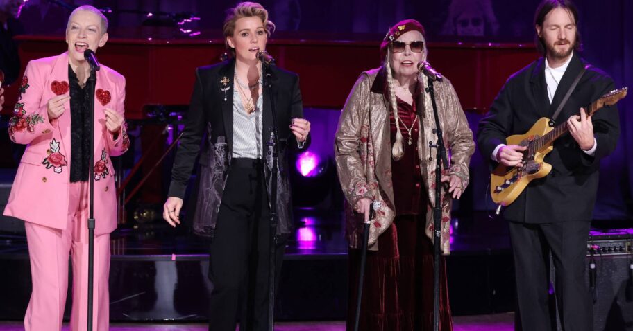 Watch Joni Mitchell covers Elton John’s ‘I’m Nonetheless Standing’ at Gershwin Prize tribute present img