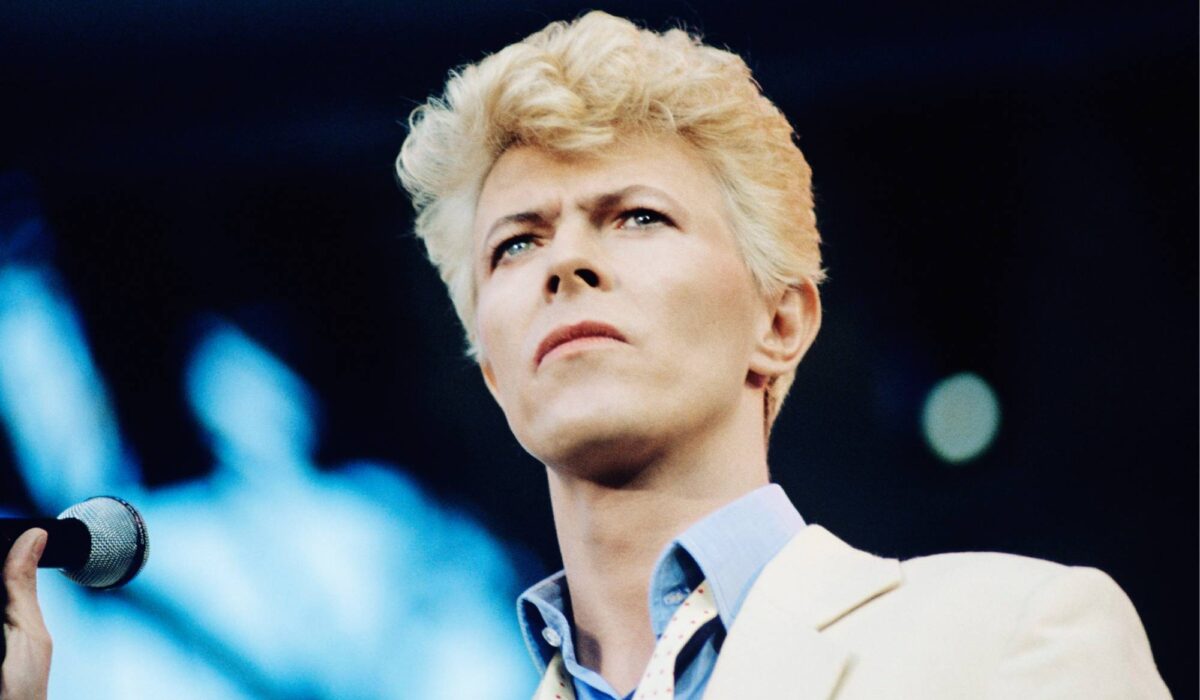 Here is how David Bowie used to disguise himself in public img