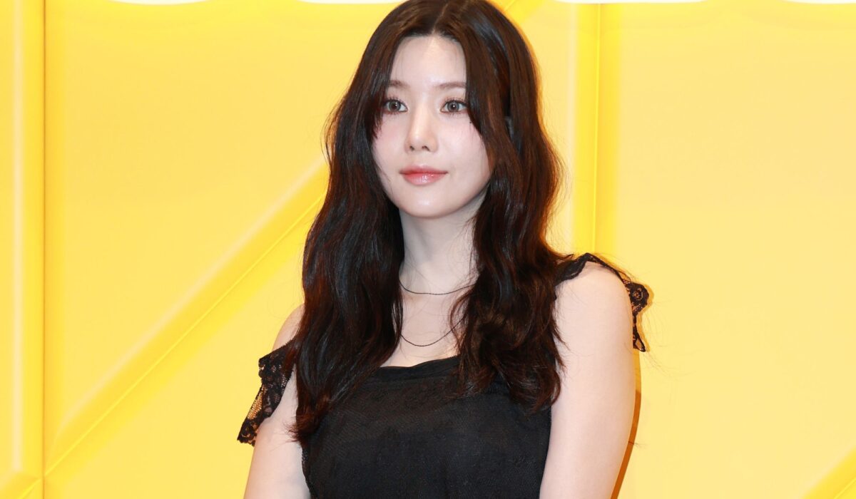Kwon Eun-bi drops spell-binding music video for brand new single ‘Sabotage’ img