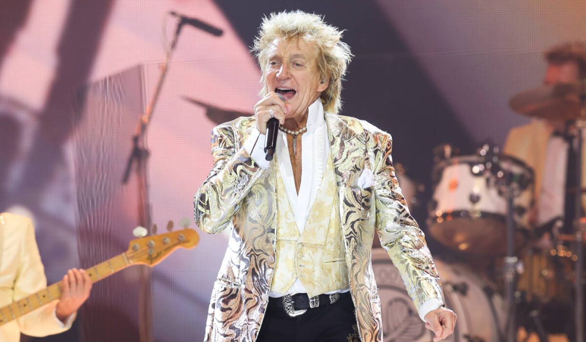 Rod Stewart boo for saluting Ukrainian President Volodymyr Zelensky at Germany gig img